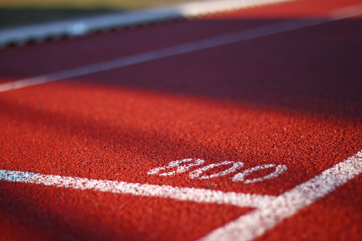 Gros plan sur les lignes blanches d'une piste d'athlétisme