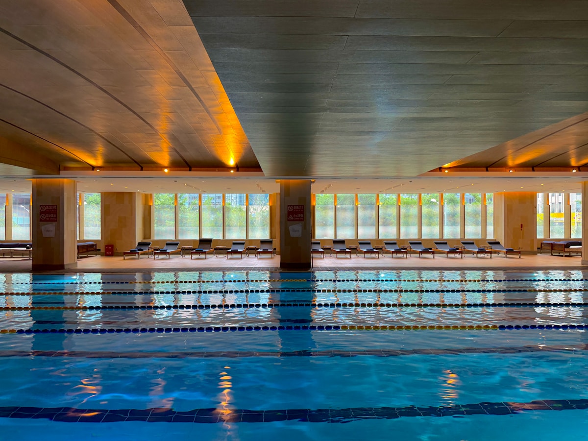 Bassin de natation couvert et ses lignes d'eau, dans un équipement sportif moderne